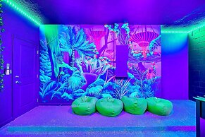 Upstay - 20-guest-all-theme-rooms-pool-spa-theatre