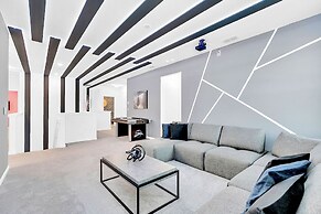 Upstay - 20-guest-all-theme-rooms-pool-spa-theatre