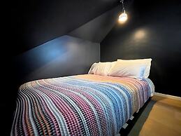 Massive Compound 20 Beds Rainey St 6 min Walk