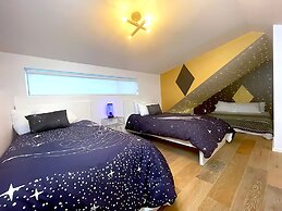Massive Compound 20 Beds Rainey St 6 min Walk