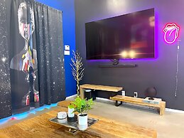 Massive Compound 20 Beds Rainey St 6 min Walk