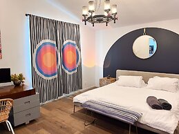 Massive Compound 20 Beds Rainey St 6 min Walk