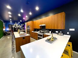 Massive Compound 20 Beds Rainey St 6 min Walk