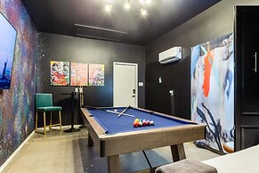 Massive Compound 20 Beds Rainey St 6 min Walk