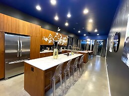 Massive Compound 20 Beds Rainey St 6 min Walk