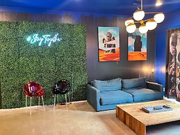 Massive Compound 20 Beds Rainey St 6 min Walk