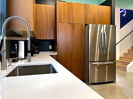 Massive Compound 20 Beds Rainey St 6 min Walk