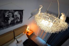 Massive Compound 20 Beds Rainey St 6 min Walk