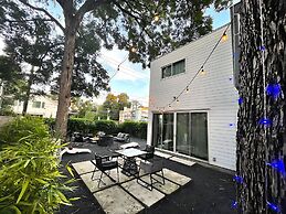 Massive Compound 20 Beds Rainey St 6 min Walk