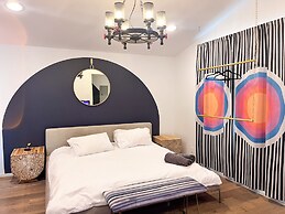 Massive Compound 20 Beds Rainey St 6 min Walk