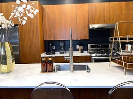 Massive Compound 20 Beds Rainey St 6 min Walk