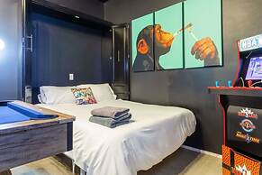 Massive Compound 20 Beds Rainey St 6 min Walk