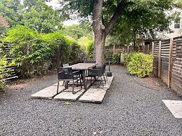 Massive Compound 20 Beds Rainey St 6 min Walk