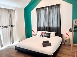 Massive Compound 20 Beds Rainey St 6 min Walk