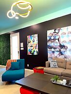 Massive Compound 20 Beds Rainey St 6 min Walk