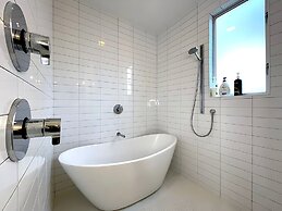 Massive Compound 20 Beds Rainey St 6 min Walk