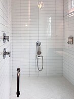 Massive Compound 20 Beds Rainey St 6 min Walk