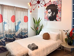 Massive Compound 20 Beds Rainey St 6 min Walk