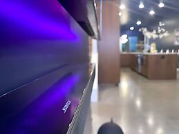 Massive Compound 20 Beds Rainey St 6 min Walk