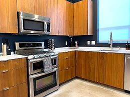 Massive Compound 20 Beds Rainey St 6 min Walk