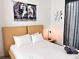 Massive Compound 20 Beds Rainey St 6 min Walk