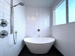 Massive Compound 20 Beds Rainey St 6 min Walk