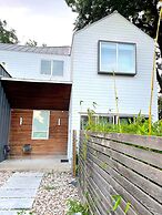 Massive Compound 20 Beds Rainey St 6 min Walk