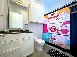 Massive Compound 20 Beds Rainey St 6 min Walk