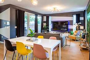 5 000 SQ FT Private 10br Compound DT 6 Min Drive