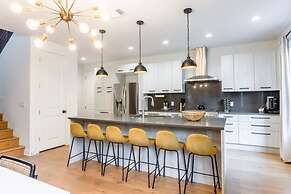 5 000 SQ FT Private 10br Compound DT 6 Min Drive