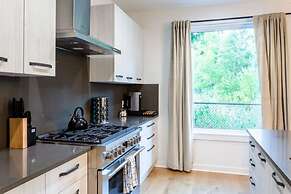 5 000 SQ FT Private 10br Compound DT 6 Min Drive