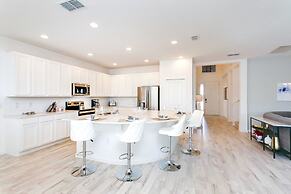 Modern Pool Home w Games Hot Tub and BBQ