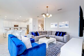 Modern Pool Home w Games Hot Tub and BBQ