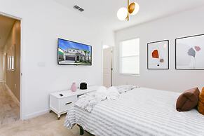 Modern Pool Home w Games Hot Tub and BBQ