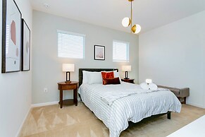 Modern Pool Home w Games Hot Tub and BBQ