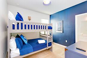 Modern Pool Home w Games Hot Tub and BBQ