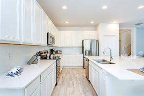 Modern Pool Home w Games Hot Tub and BBQ