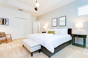 Modern Pool Home w Games Hot Tub and BBQ