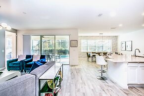 Modern Pool Home w Games Hot Tub and BBQ