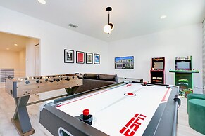 Modern Pool Home w Games Hot Tub and BBQ