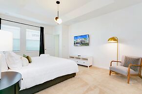 Modern Pool Home w Games Hot Tub and BBQ