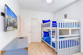 Modern Pool Home w Games Hot Tub and BBQ