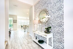 Modern Pool Home w Games Hot Tub and BBQ