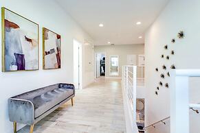 Modern Pool Home w Games Hot Tub and BBQ