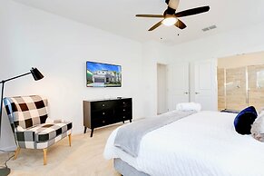 Modern Pool Home w Games Hot Tub and BBQ