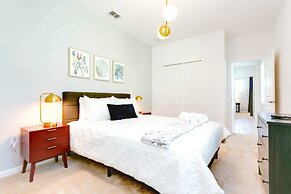 Modern Pool Home w Games Hot Tub and BBQ