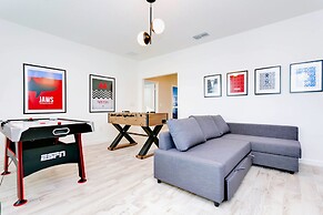 Modern Pool Home w Games Hot Tub and BBQ