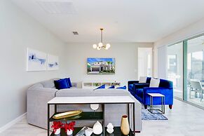 Modern Pool Home w Games Hot Tub and BBQ