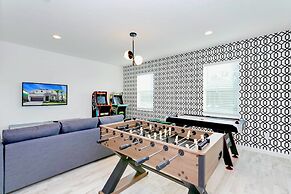 Modern Pool Home w Games Hot Tub and BBQ