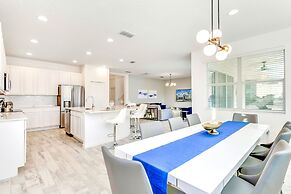 Modern Pool Home w Games Hot Tub and BBQ